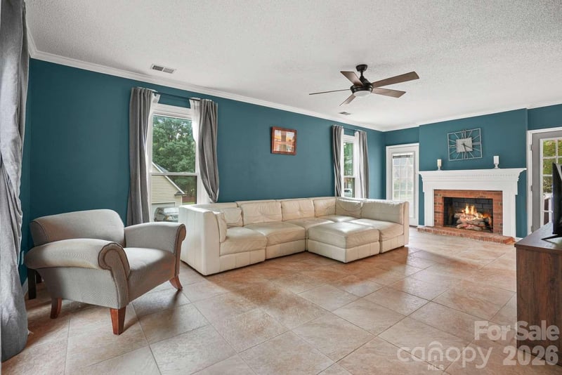 612 Grays Creek Ln, Charlotte, NC 28214