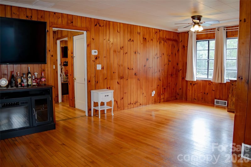 412 1st Ave, Hendersonville, NC 28739