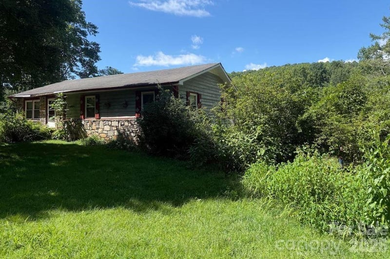 107 Flat Creek Dr, Lake Toxaway, NC 28747