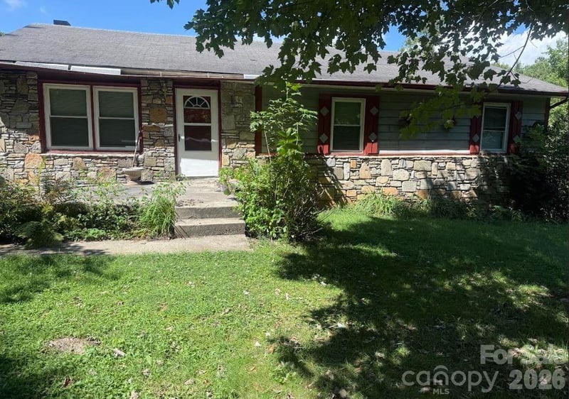 107 Flat Creek Dr, Lake Toxaway, NC 28747
