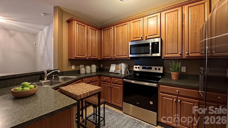 6419 Park Pond Dr, Charlotte, NC 28262