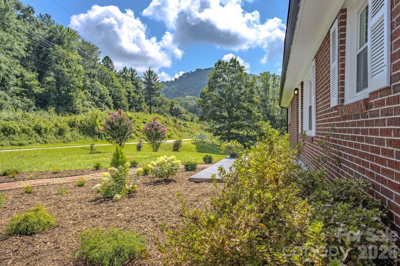 8525 Us 25/70 Hw, Marshall, NC 28753