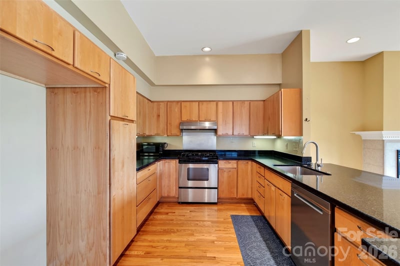 16 Spring Hollow Cir, Asheville, NC 28805