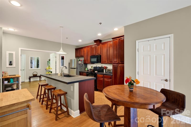 600 N Skyloft Dr, Asheville, NC 28801