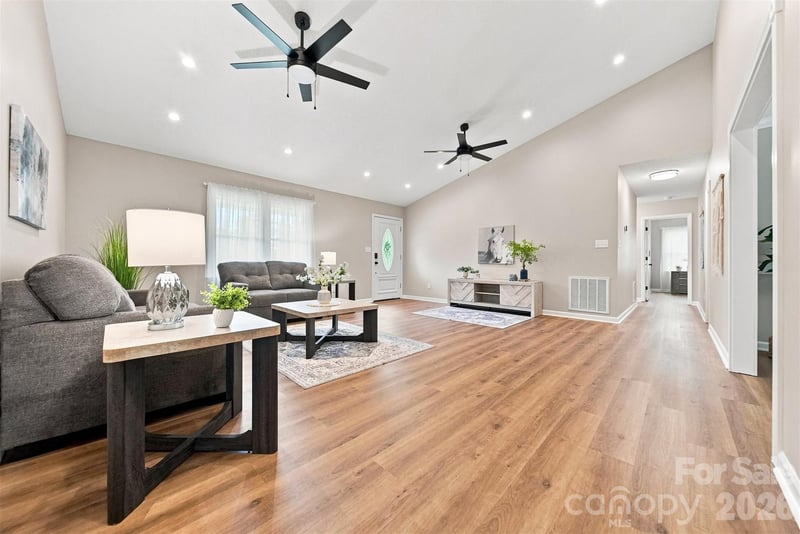 136 Cook Ln, Hickory, NC 28601
