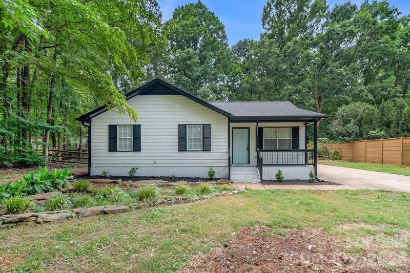 8425 Lochinvar Dr, Charlotte, NC 28227