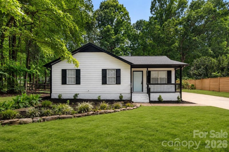 8425 Lochinvar Dr, Charlotte, NC 28227