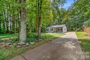 8425 Lochinvar Dr, Charlotte, NC 28227