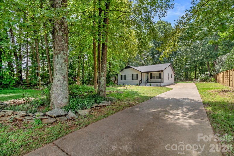 8425 Lochinvar Dr, Charlotte, NC 28227