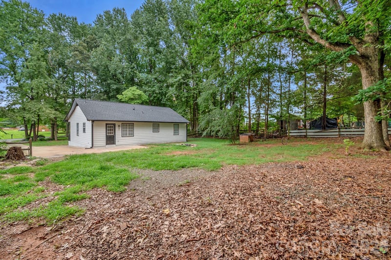 8425 Lochinvar Dr, Charlotte, NC 28227