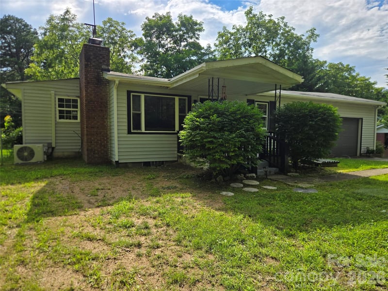 1323 Locust Grove Rd, Hendersonville, NC 28792