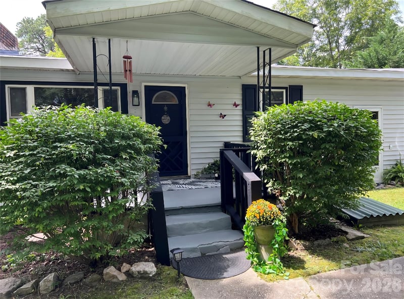 1323 Locust Grove Rd, Hendersonville, NC 28792