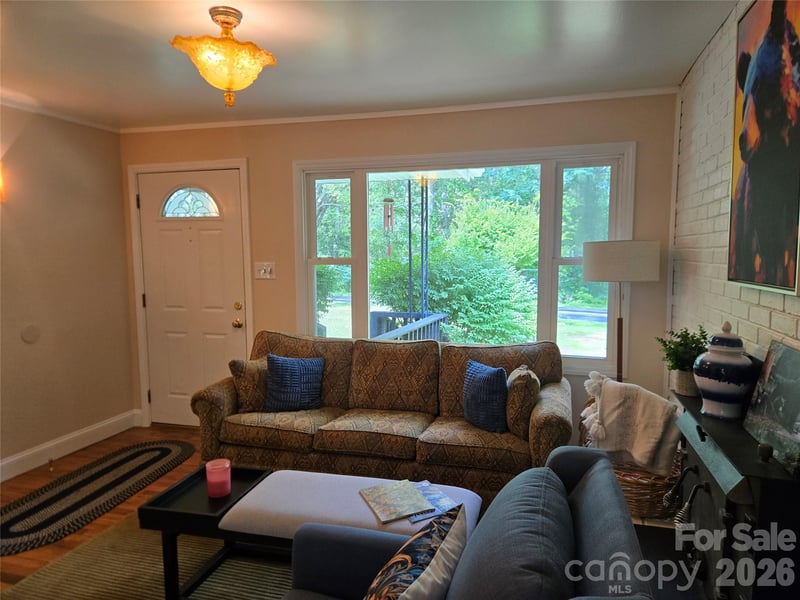 1323 Locust Grove Rd, Hendersonville, NC 28792