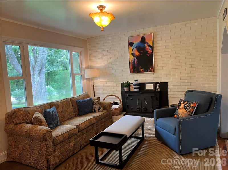 1323 Locust Grove Rd, Hendersonville, NC 28792
