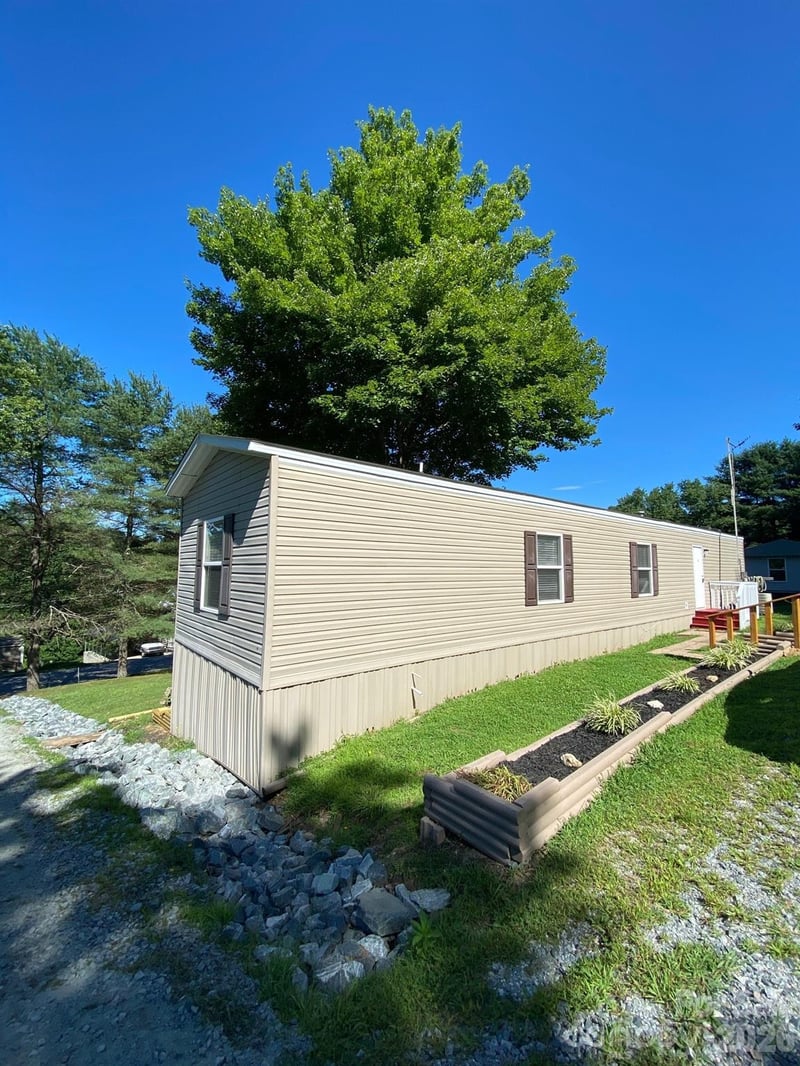 104 Fox Ridge Dr, Hendersonville, NC 28739