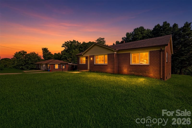 2262 9th Avenue Dr NE, Hickory, NC 28601
