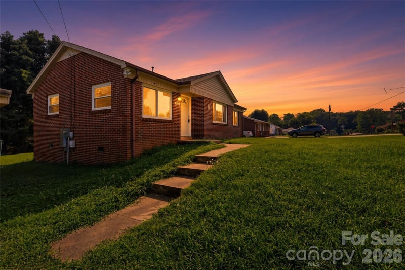 2262 9th Avenue Dr NE, Hickory, NC 28601