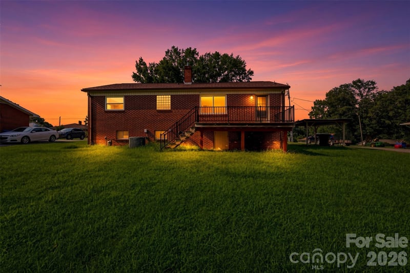 2262 9th Avenue Dr NE, Hickory, NC 28601