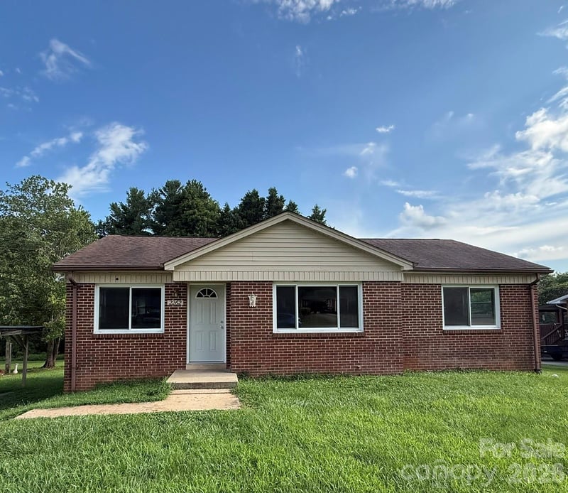 2262 9th Avenue Dr, Hickory, NC 28601