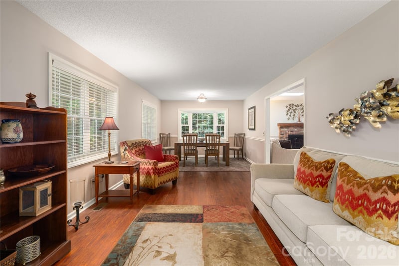4 Hunters Ln, Hendersonville, NC 28791