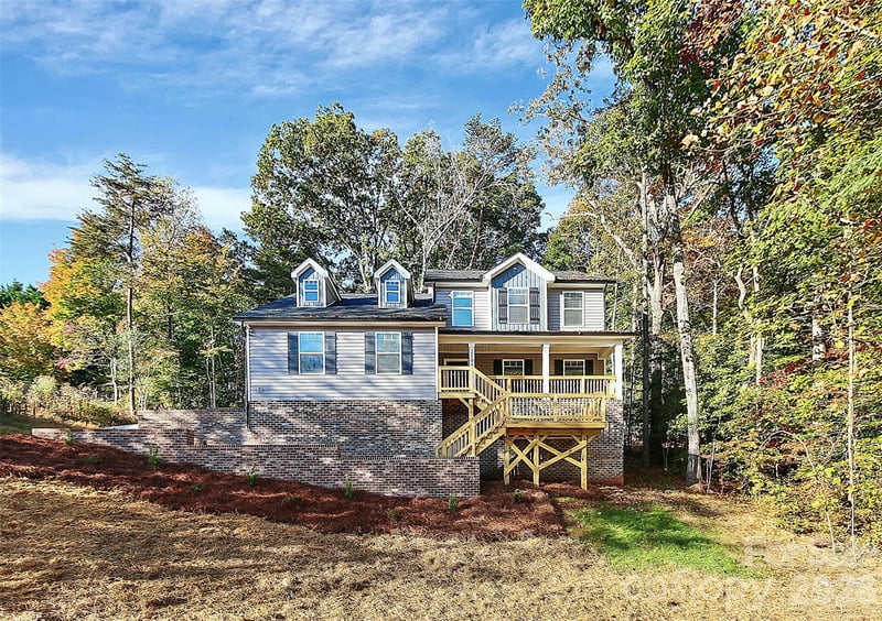 2595 Henry Falls Dr, Hickory, NC 28602