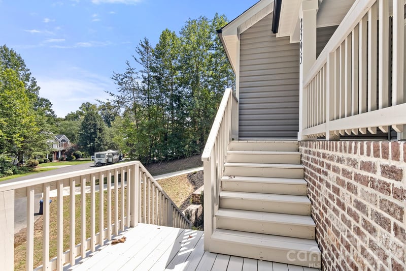 2595 Henry Falls Dr, Hickory, NC 28602