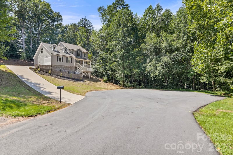 2595 Henry Falls Dr, Hickory, NC 28602