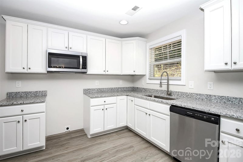 2595 Henry Falls Dr, Hickory, NC 28602