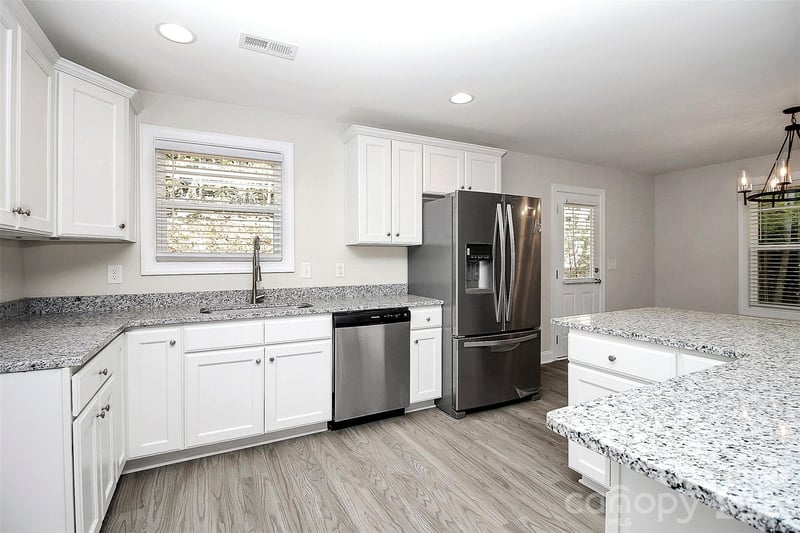 2595 Henry Falls Dr, Hickory, NC 28602