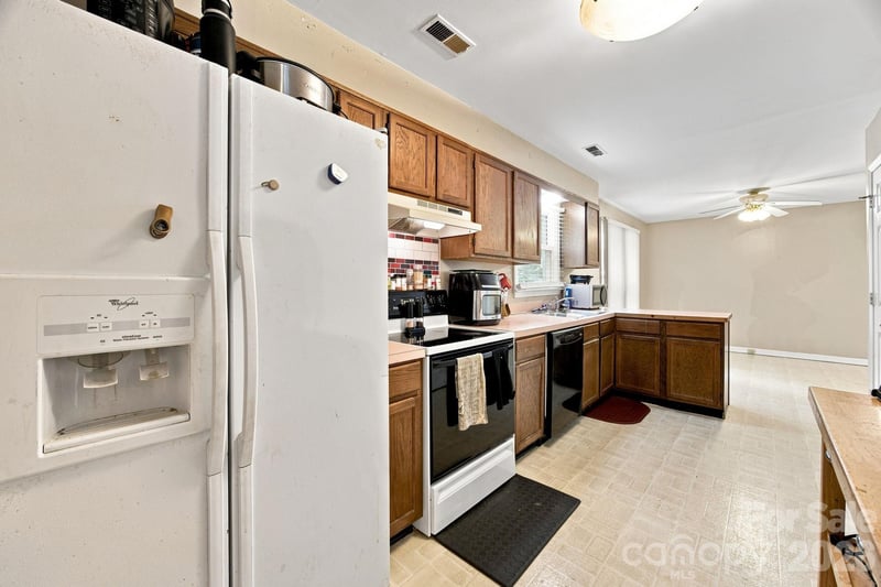 5512 River Falls Dr #16, Charlotte, NC 28215