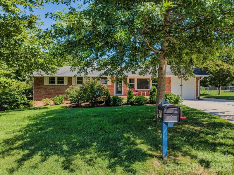 217 Hillandale Dr, East Flat Rock, NC 28726