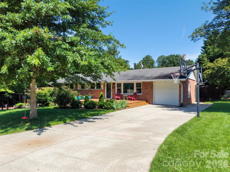 217 Hillandale Dr, East Flat Rock, NC 28726