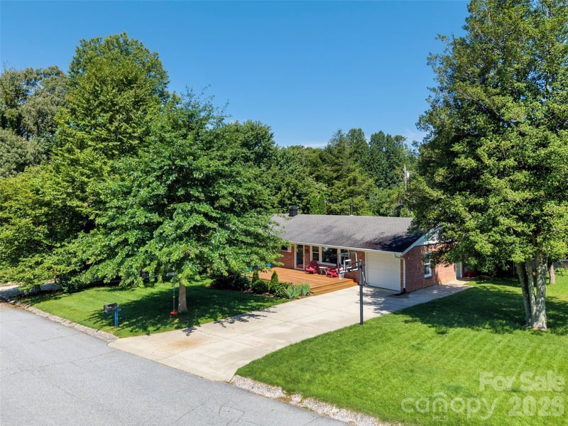217 Hillandale Dr, East Flat Rock, NC 28726