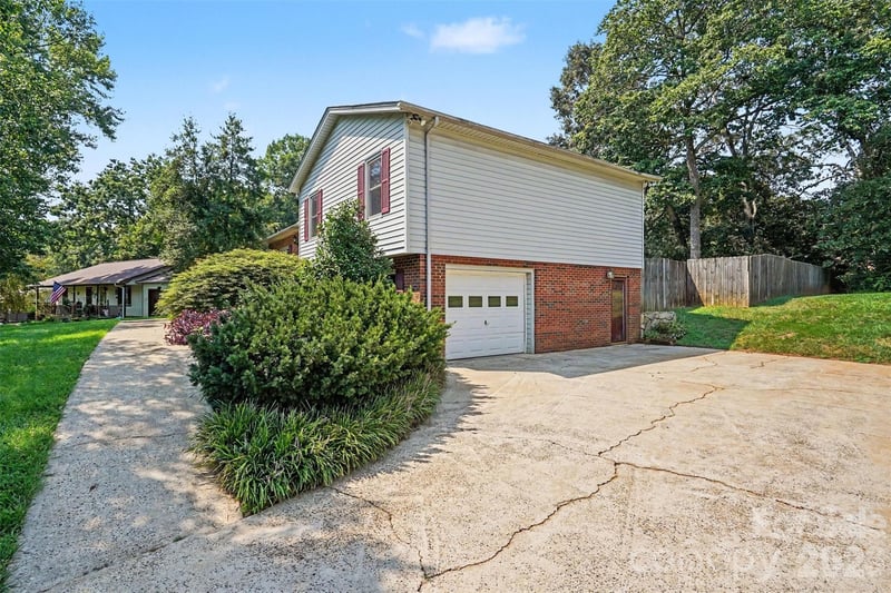 1751 Piney Rd, Hickory, NC 28602
