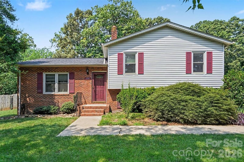 1751 Piney Rd, Hickory, NC 28602