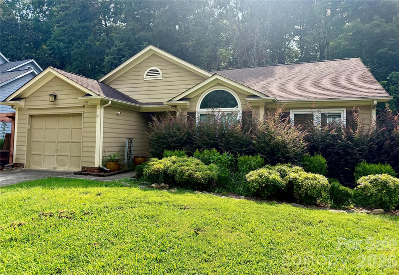 8701 Hornwood Ct, Charlotte, NC 28215