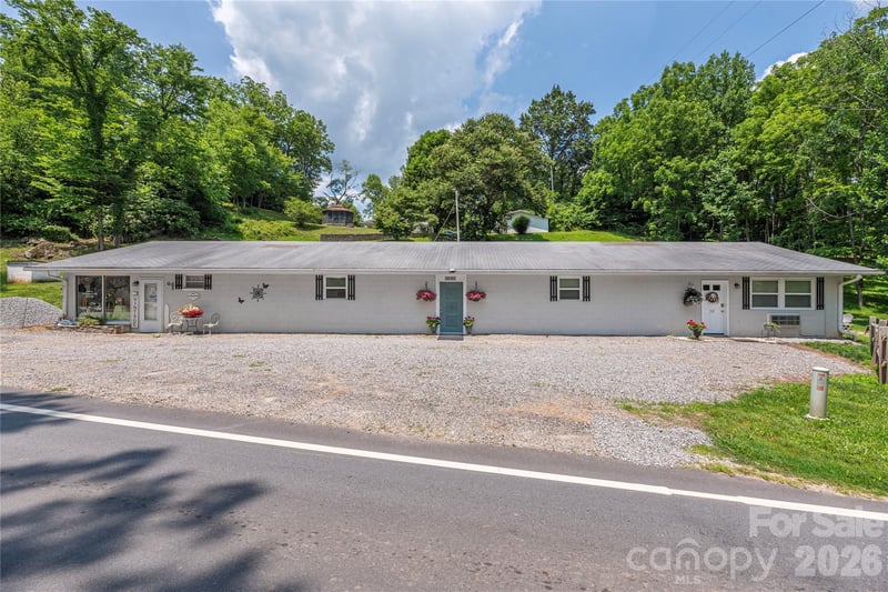 702 Love Joy Rd, Canton, NC 28716