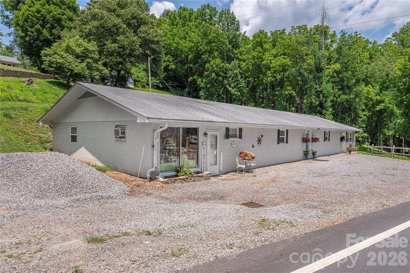 702 Love Joy Rd, Canton, NC 28716