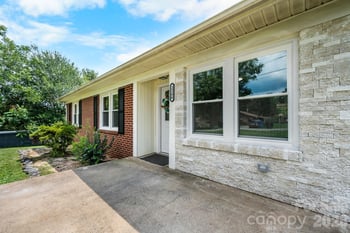 2266 9th Avenue Dr NE, Hickory, NC 28601