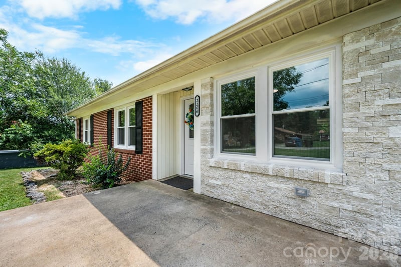 2266 9th Avenue Dr NE, Hickory, NC 28601