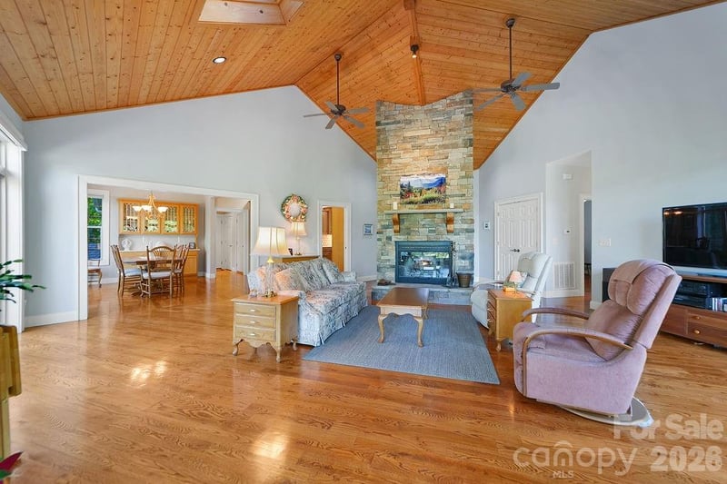 1228 Ugugu Dr, Brevard, NC 28712