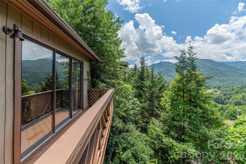 73 Mountain Breeze Dr, Maggie Valley, NC 28751