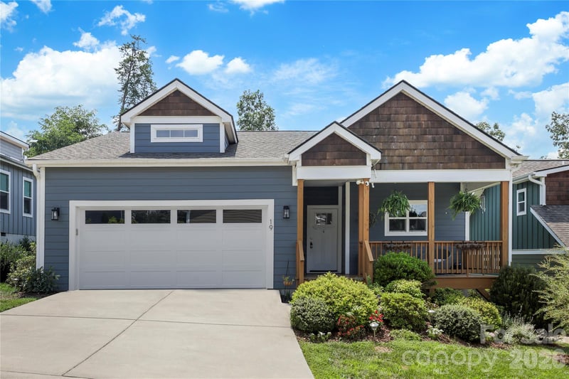 19 Woodbridge Park Dr, Asheville, NC 28803