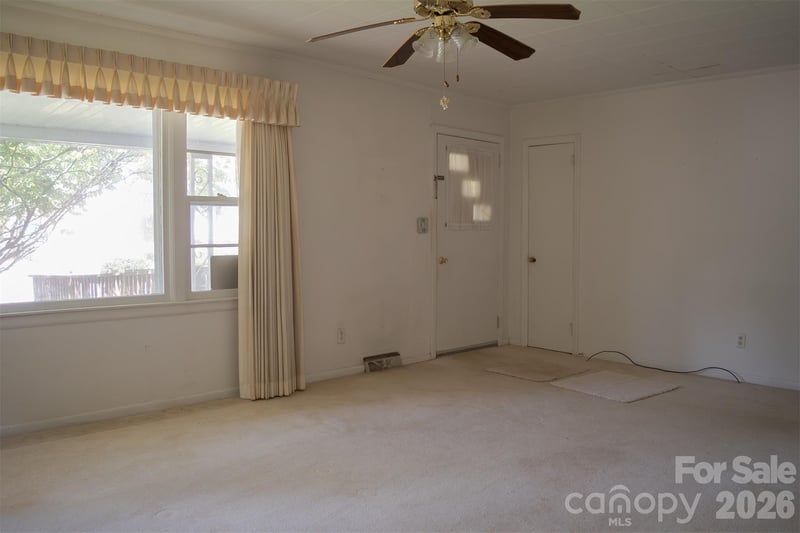 1006 3rd Ave W, Hendersonville, NC 28739