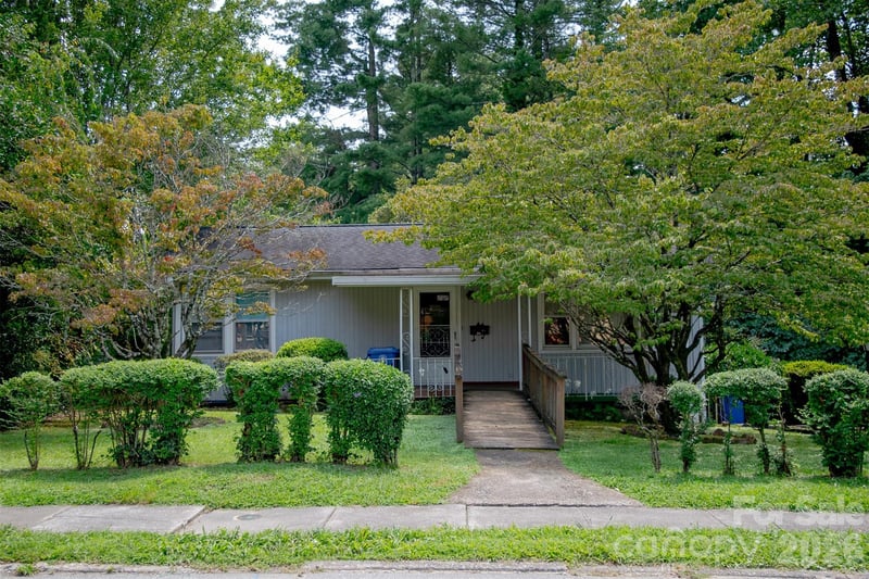 1006 3rd Ave W, Hendersonville, NC 28739