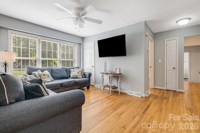 303 Hunter St, Burnsville, NC 28714