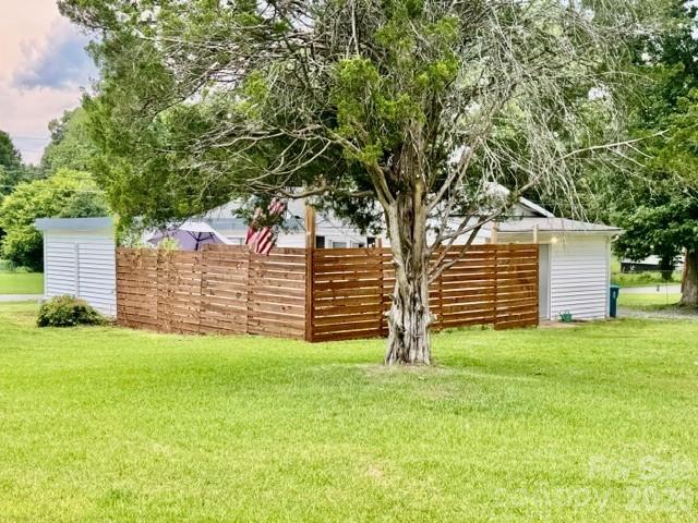 3839 1st Ave NW, Hickory, NC 28601