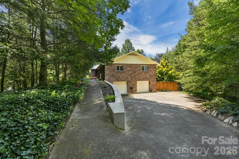 30 Nichols Hill Dr, Asheville, NC 28804