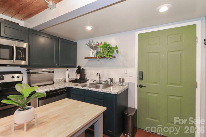 201 S Hoskins Rd #315, Charlotte, NC 28208