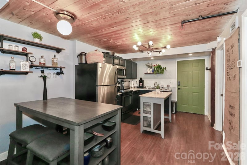 201 S Hoskins Rd #315, Charlotte, NC 28208